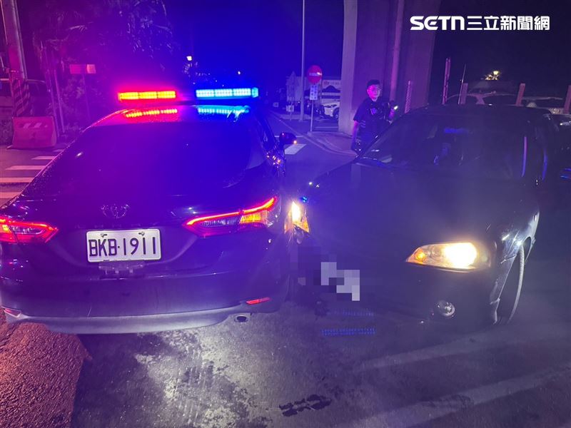 警車遭無照毒駕男衝撞,右側車身受損。(圖/翻攝畫面)