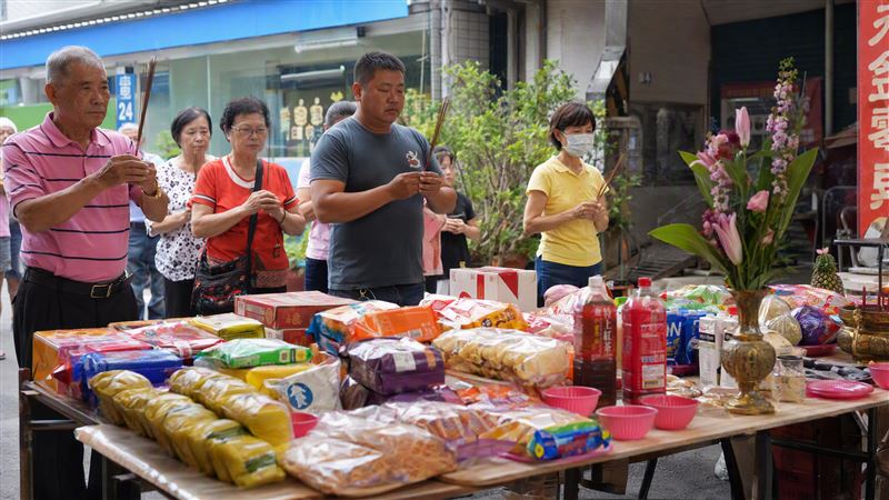 中元節將至,民間普渡習俗多,命理師江柏樂提醒2大禁忌,包括供品要拆開、7歲以下孩童勿靠近供桌或鑽桌底,並提醒民眾誠心祭拜。(圖/AI製圖)