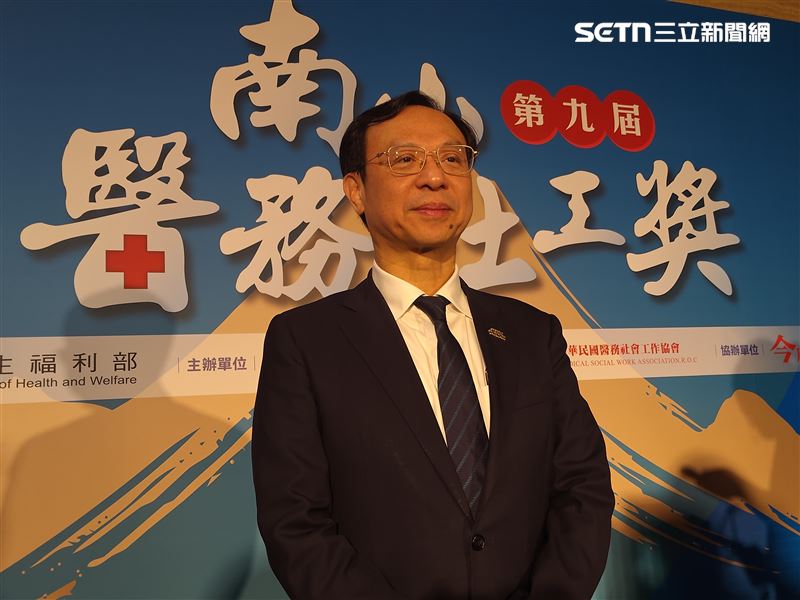 石崇良今出席第九屆南山醫務社工獎頒獎典禮,會前受訪談及台大急診壅塞情形。(圖/記者簡浩正攝影)
