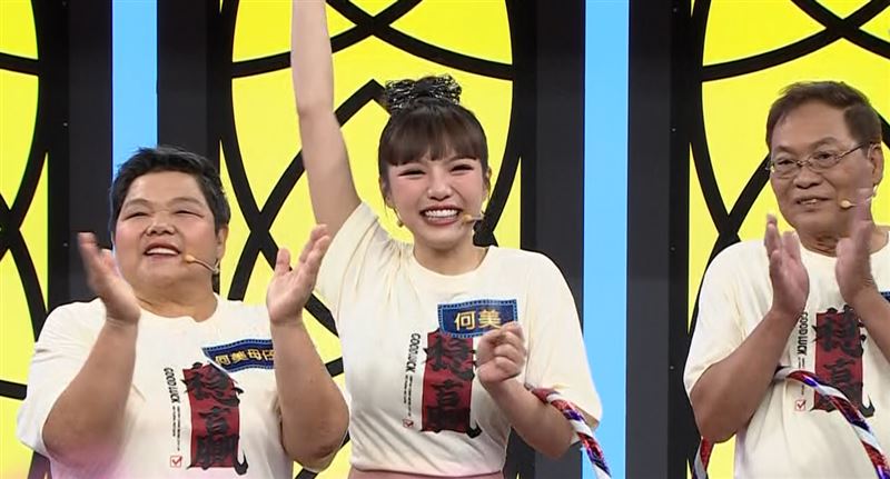 何美與父母首次同台錄節目。(圖/公視台語台提供)