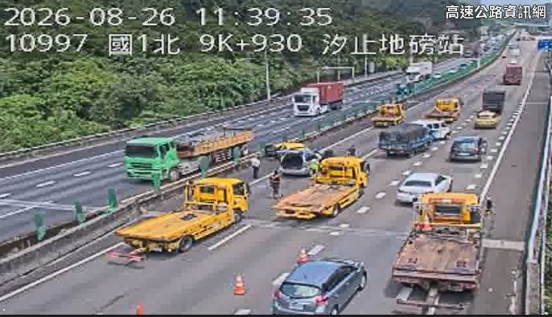 新／國1北向9.8K3車追撞　2人受傷搶救中