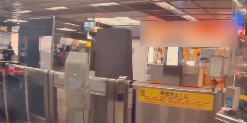北捷忠孝復興站上月24日上午一名女子搭乘手扶梯時遭到後方男子噴灑不明液體。(圖/翻攝畫面)