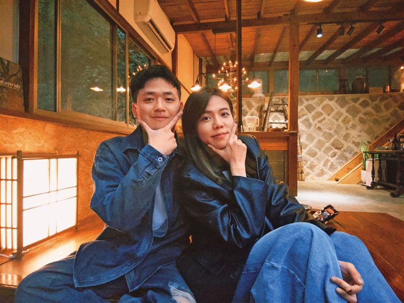 百萬YouTuber「欸你這週要幹嘛」的Ariel(右)爆出懷孕好消息。左為老公Ken。(圖/翻攝自Ken IG)