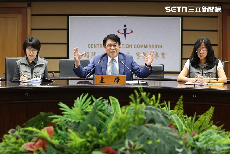 中選會主委游盈隆今(26)日開向人民報告記者會。(圖/記者盧素梅攝影)