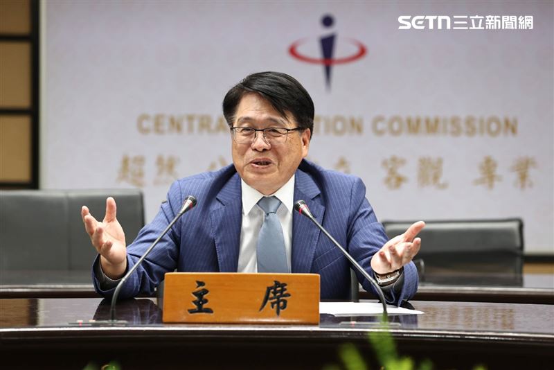 中選會主委游盈隆今(26)日開向人民報告記者會。(圖/記者盧素梅攝影)