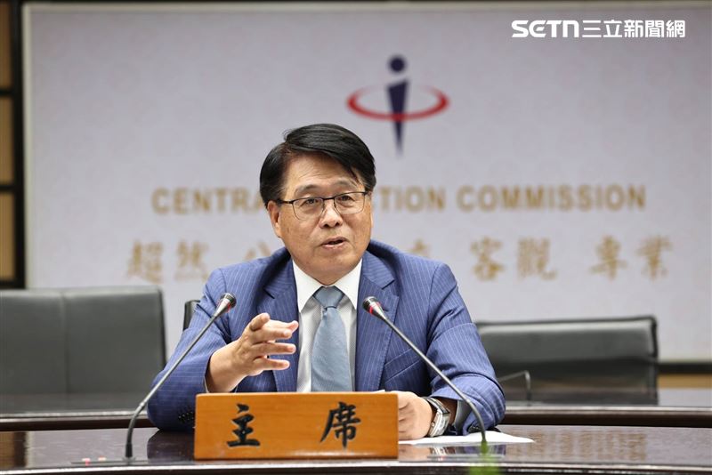 中選會主委游盈隆今（26）日開向人民報告記者會。（圖／記者盧素梅攝影）
