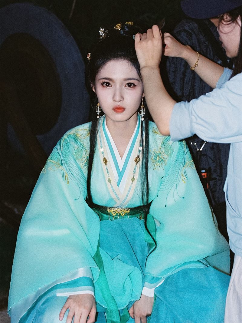18歲大陸女星艾米接演郭敬明新劇,被網友發現嬰兒肥消了不少。(圖/翻攝自IG @aimi_haha)