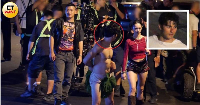 今年38歲鳳小岳為戲尺度大開,拍攝追逐戲時僅用手上的大型樹葉遮掩下半身。(圖/CTWANT)