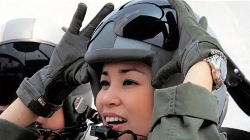 泰后「獅鷲」受訓　有望成首位開戰機王后