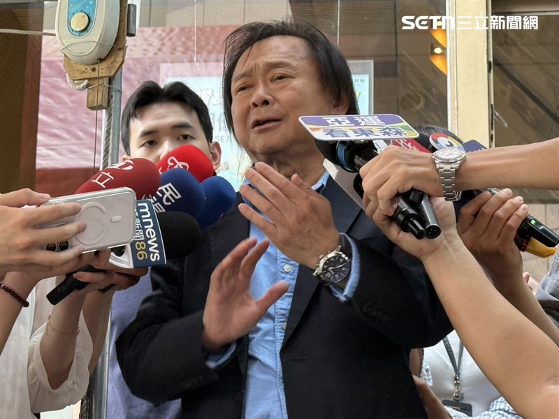 民進黨立委王世堅出席中常會前受訪(圖/記者劉秀敏攝影)