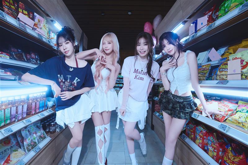 LUVSSI推出新歌〈愛不愛〉,左起宋宋、Rina、Yuri、菲菲。(圖/LEXX原質娛樂提供)