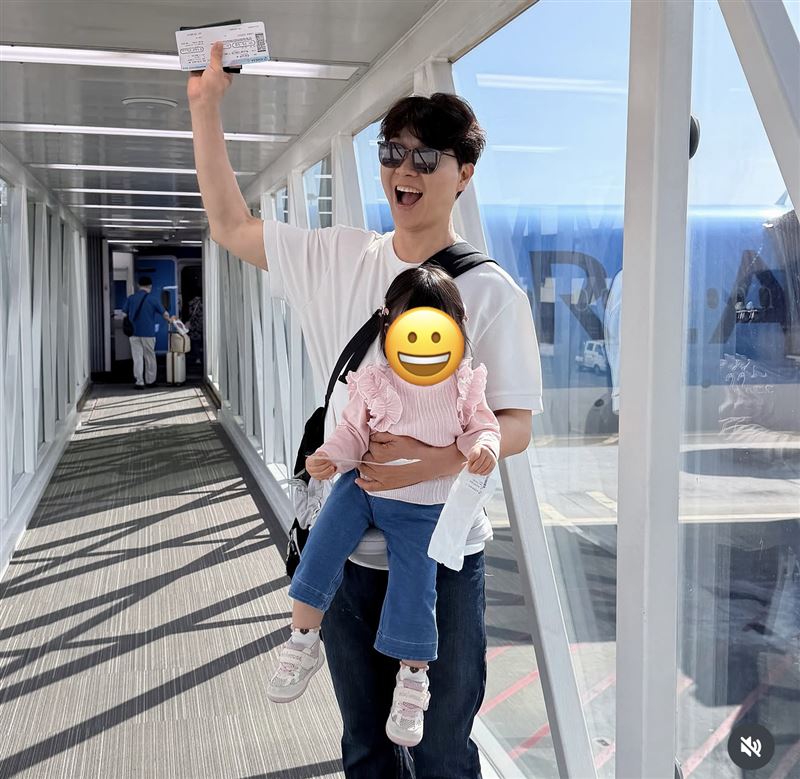 朴修弘因為女兒哭鬧決定下機,後續又改口重新登機。(圖/翻攝自IG)