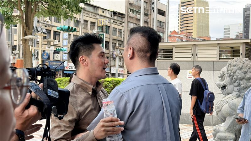 丁瑀衝國民黨中央喊開除鄭麗文，被攔在門外（圖／記者陳思妤攝影）