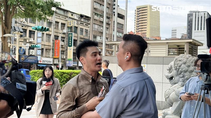 丁瑀衝國民黨中央喊開除鄭麗文，被攔在門外（圖／記者陳思妤攝影）