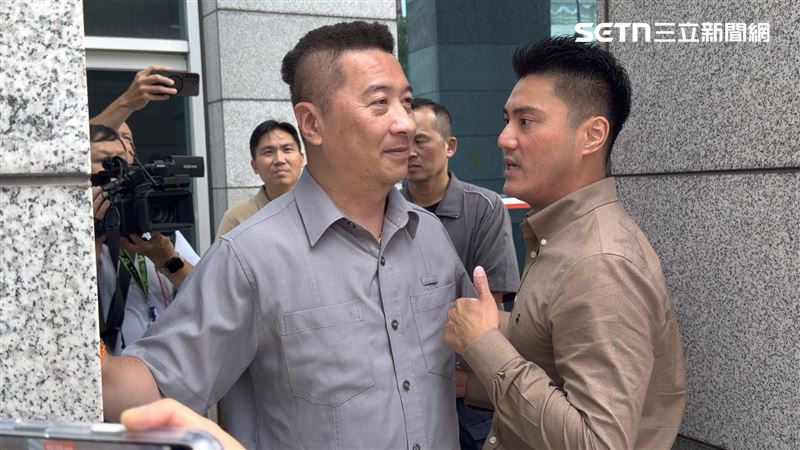 衝突畫面！丁瑀被環抱：開除假主席鄭麗文
