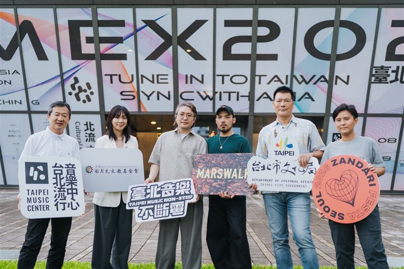 北流攜手日月光文教基金會媒合音樂人走向國際！主辦單位代表與《臺北音樂不斷電》金賞得主Marswalk合照，宣告樂團將代表臺灣登上韓國Zandari Festa舞台。（圖／北流提供）