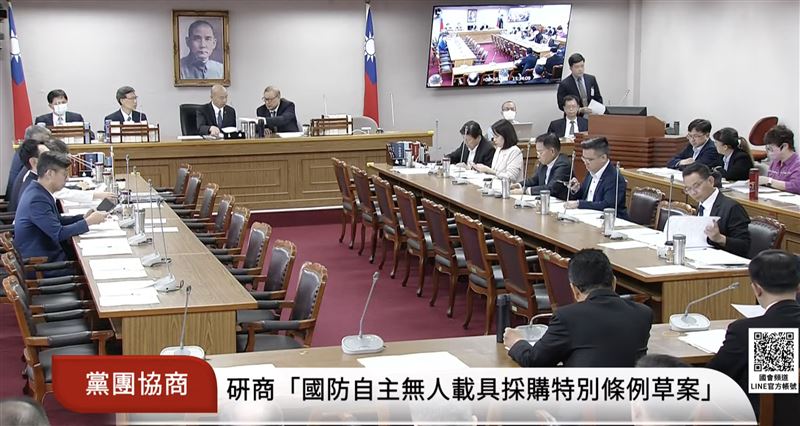 針對蔡其昌提出公投法還沒協商的質疑，韓國瑜表示，明天九點半會邀請各黨幹部到立院議場後方協商，不會「夾帶私貨」一定會徵詢各黨同意，若無法達成共識再看怎麼處理。（圖／翻攝自國會頻道）