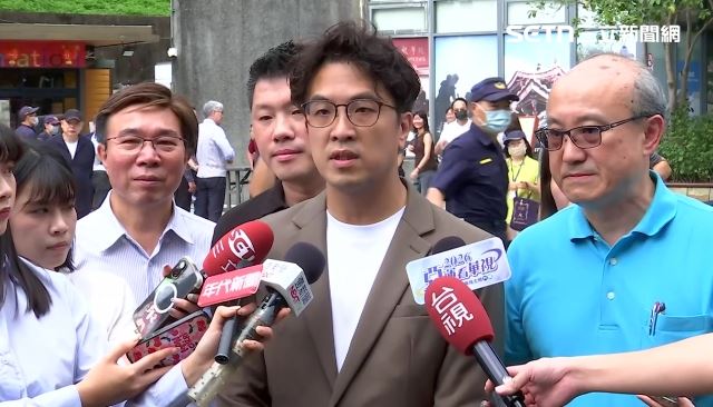 沈伯洋表示，凌霄寶殿二樓可以說是「神威顯赫」，保有蠻大一部分沒有受災，「我覺得這真的是很特別」。他表示，除了修復以外，在修復過程當中如何讓自然跟文化能有更深度的結合，是未來非常重要的方向。（圖／翻攝畫面）