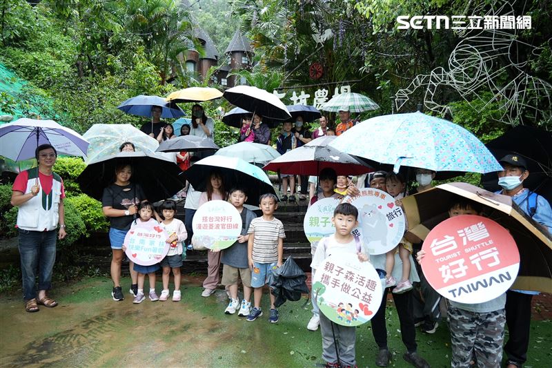 暑假尾聲送暖!西拉雅風管處邀弱勢童搭「台灣好行」, 採果看劇遊仙境。(圖/西拉雅風管處提供)