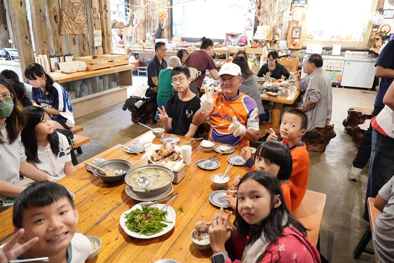 暑假尾聲送暖!西拉雅風管處邀弱勢童搭「台灣好行」, 採果看劇遊仙境。(圖/西拉雅風管處提供)(圖/西拉雅風管處提供)