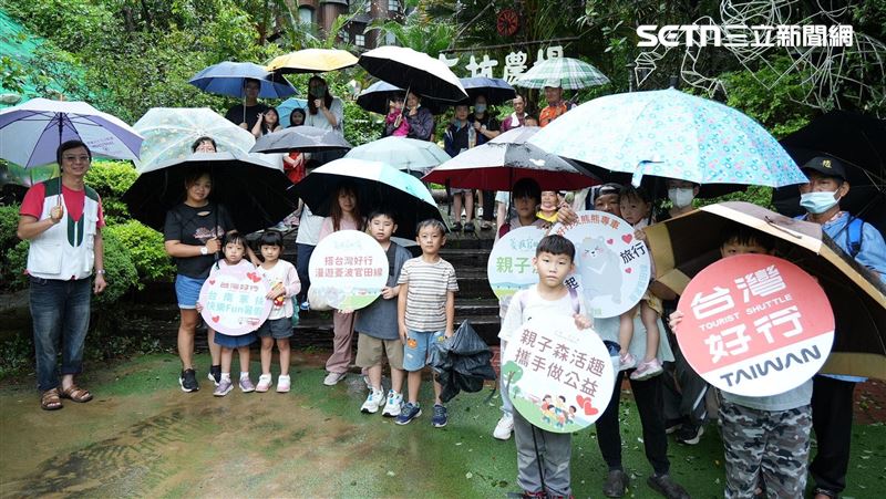 暑假尾聲送暖！弱勢童搭「台灣好行」採果