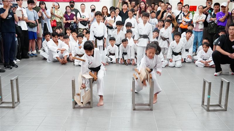 為陪87歲母親提早退休 「空手道12連霸教頭」胡石倡海返花蓮傳承武道