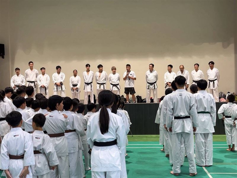 為陪87歲母親提早退休 「空手道12連霸教頭」胡石倡海返花蓮傳承武道