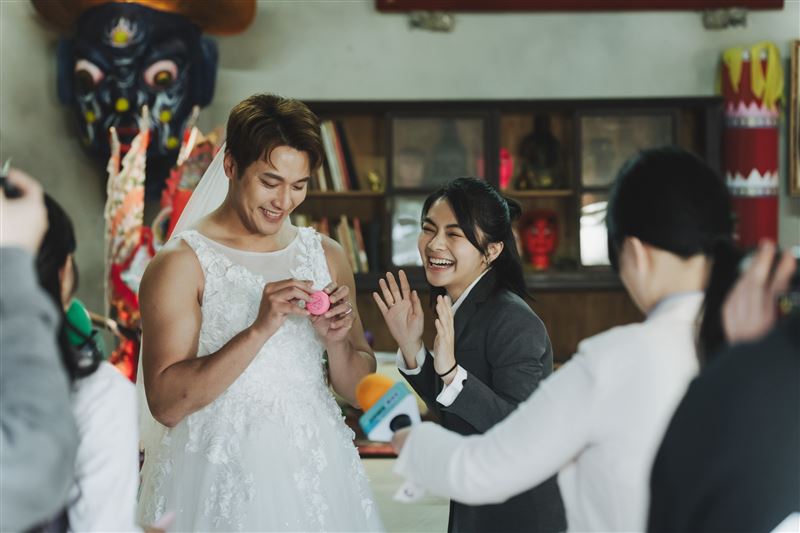 張睿家(左)在劇中穿婚紗求婚,笑翻柏妍樺(右)。(圖/民視提供)