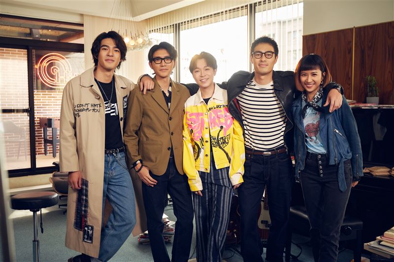 吳青峰為《接招吧!製作人》量身打造主題曲〈晴天娃娃〉。(圖/哈里坤的狂歡 提供)