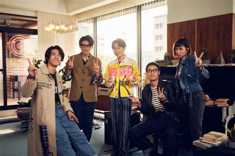 吳青峰為《接招吧!製作人》量身打造主題曲〈晴天娃娃〉。(圖/哈里坤的狂歡 提供)