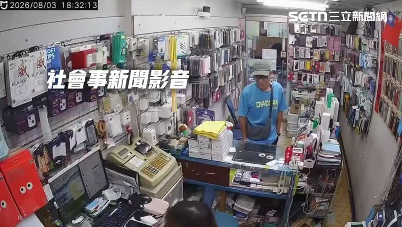 北市李男進入通訊行找店員閒聊,趁機竊取iPhone17Pro 1TB手機。(圖/翻攝畫面)