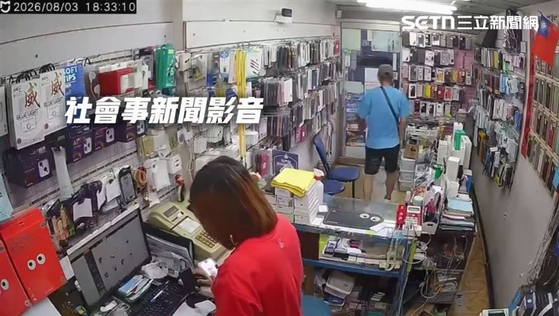 北市李男進入通訊行找店員閒聊,趁機竊取iPhone17Pro 1TB手機。(圖/翻攝畫面)