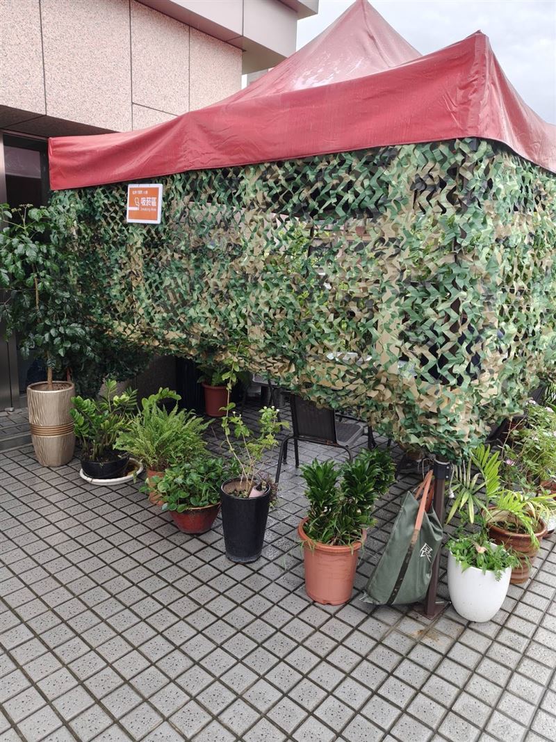 萬華「艋舺101大樓」戰地風格吸煙區。(圖/翻攝自台北吸菸區地圖)