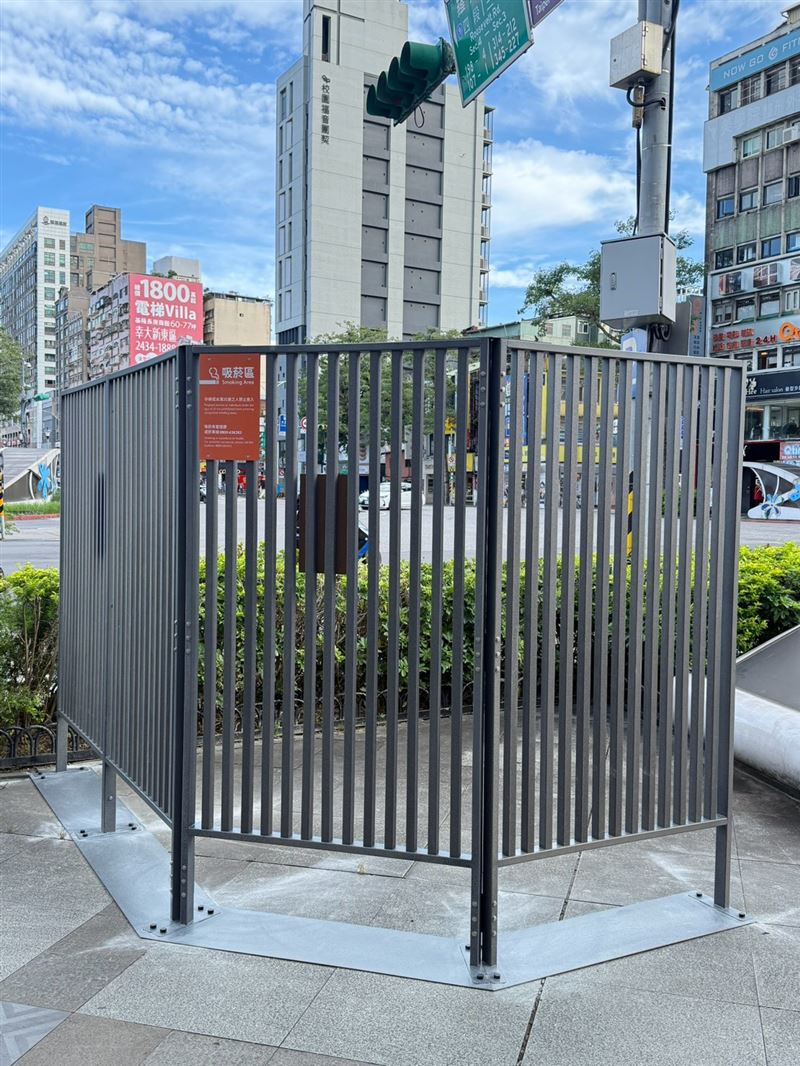公館柵欄式「露天監獄」吸煙區爭議過大,市府已經拆除。(圖/翻攝自台北吸菸區地圖)