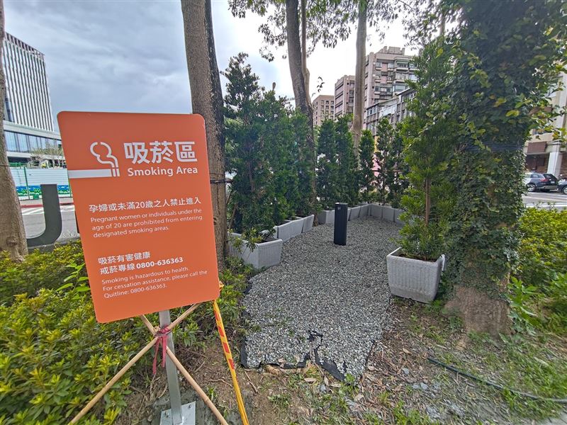 公館汀州路、思源路中央綠地吸菸區,恐影響在一旁等紅燈的行人。(圖/翻攝自台北吸菸區地圖)