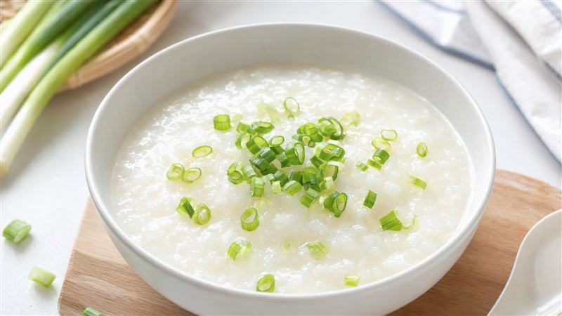 新冠疫情仍處高原期,營養師老辜分享一項研究結果,青蔥粥可能有助於減緩症狀,但研究僅屬個案經驗,無法證實療效,可作為飲食調養,但不能取代就醫與藥物治療。(圖/AI製圖)