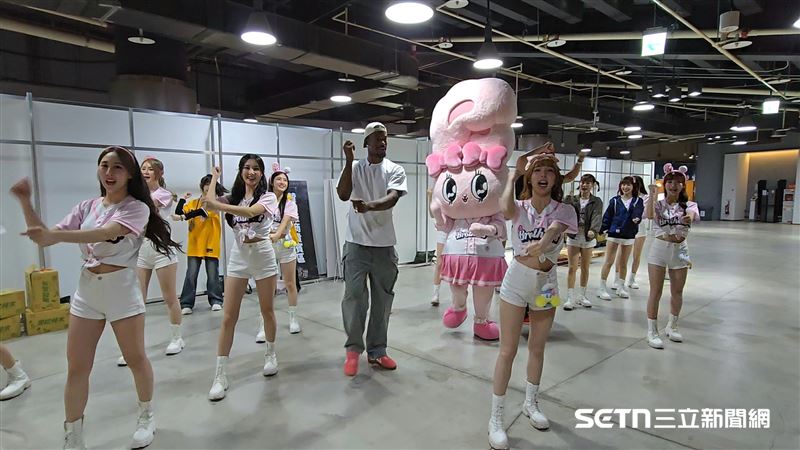 NBA球星現身大巨蛋　還跟PS女孩練應援曲