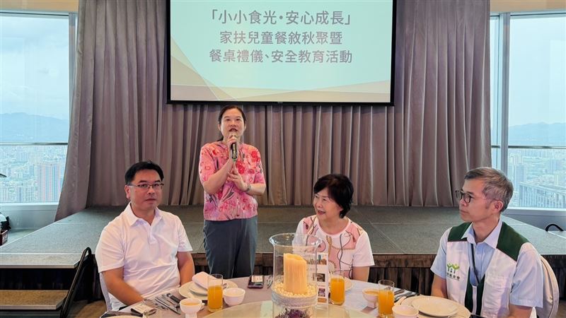家扶童開心聚餐,海山警分局警方化身安全老師教「停看聽」及婦幼自保。(圖/翻攝畫面)