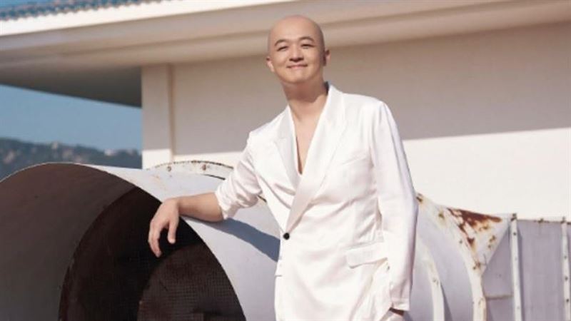 去年才生二胎　男星爆疑出軌開房紅髮女