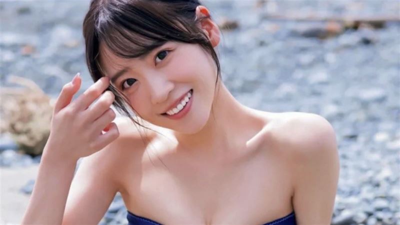 女星拍寫真胸線靠加工　狂吸960萬網搶看