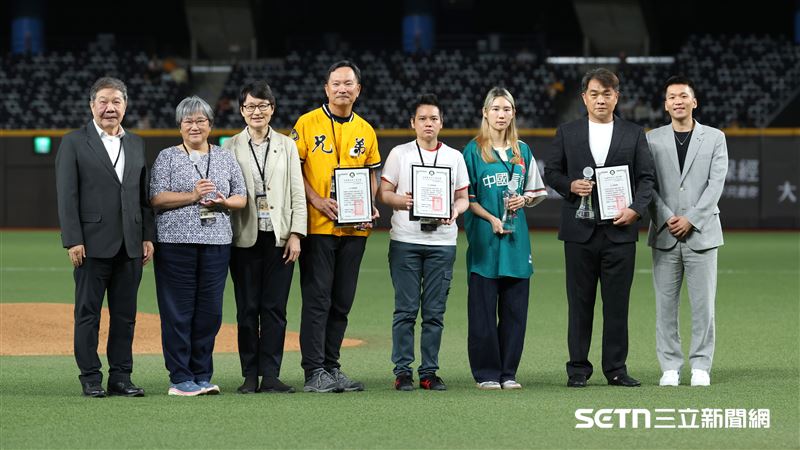 台灣棒球名人堂入堂儀式,中信兄弟領隊彭政閔(右2)、李來發教練家屬、「臺體大棒球之父」林國輝家屬合影。(圖/記者劉彥池攝影)