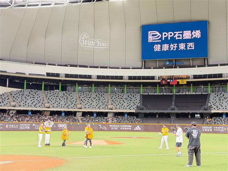 沒到大巨蛋也能抽!郭董送中信兄弟門票 林美秀再送最新塑崩粒線褲。(圖/業者提供)