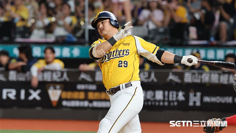 中信兄弟指定打擊陳俊秀敲出二壘安打。(圖/記者劉彥池攝影)