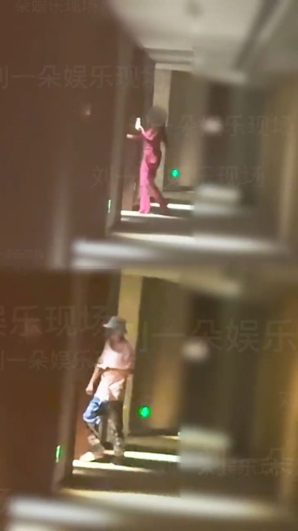 包貝爾與紅髮女子一前一後進入飯店房間。(圖/翻攝自cc娛樂現場微博)