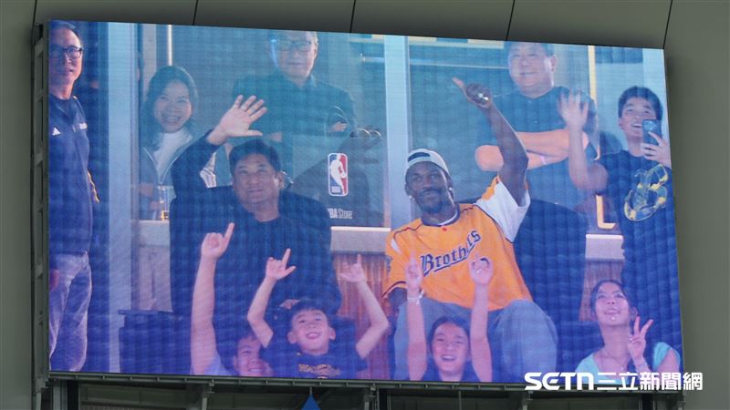 大巨蛋首次平日破2萬人　兄弟一舉寫2紀錄