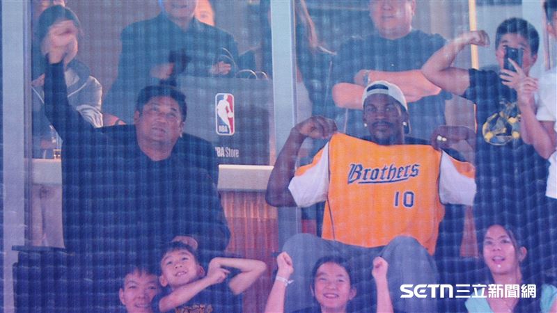 中職37年例行賽,中信慈善基金會董事長辜仲諒和NBA球星巴特勒(Jimmy Butler III)登上大巨蛋大螢幕。(圖/記者劉彥池攝影)