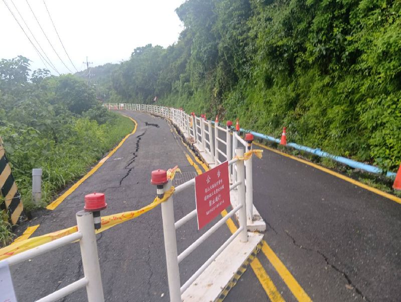 高雄市工務局鼓山區柴山大路台電高幹編號31至33路段，因數日豪大雨導致下邊坡滑動，即起暫時封閉道路、禁止通行。（高雄市工務局提供）