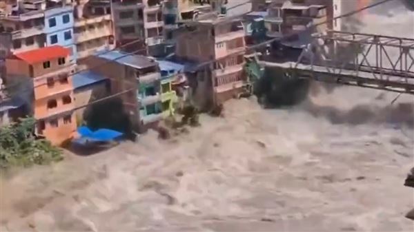 尼泊爾巨洪已超過900死、4973失蹤。(圖/翻攝自微博)