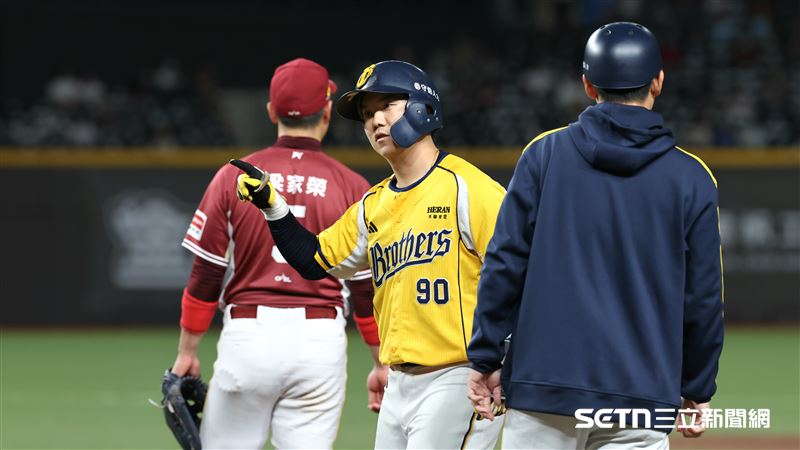 中信兄弟游擊手江坤宇敲出安打。(圖/記者劉彥池攝影)