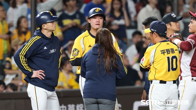 中信兄弟中捕手高宇杰撲上三壘手指戳到壘包，總教練平野惠一上場關心。（圖／記者劉彥池攝影）
